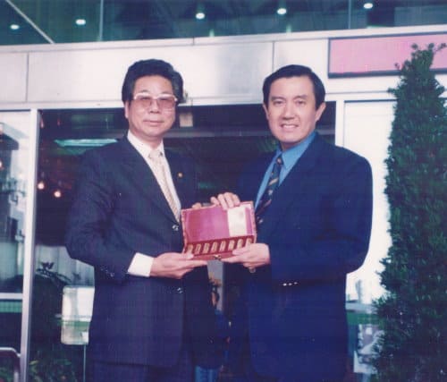 創辦人與前總統馬英九先生合影